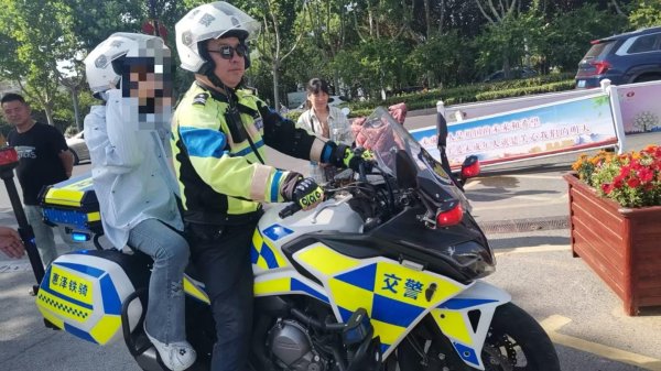 博盈证券 交警铁骑驰援 考生10分钟极速取回忘带准考证